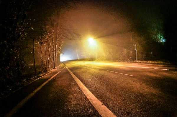 Golfplatz, nachts, draußen, ein Auto, eine Straßenlaterne und etwas Nebel